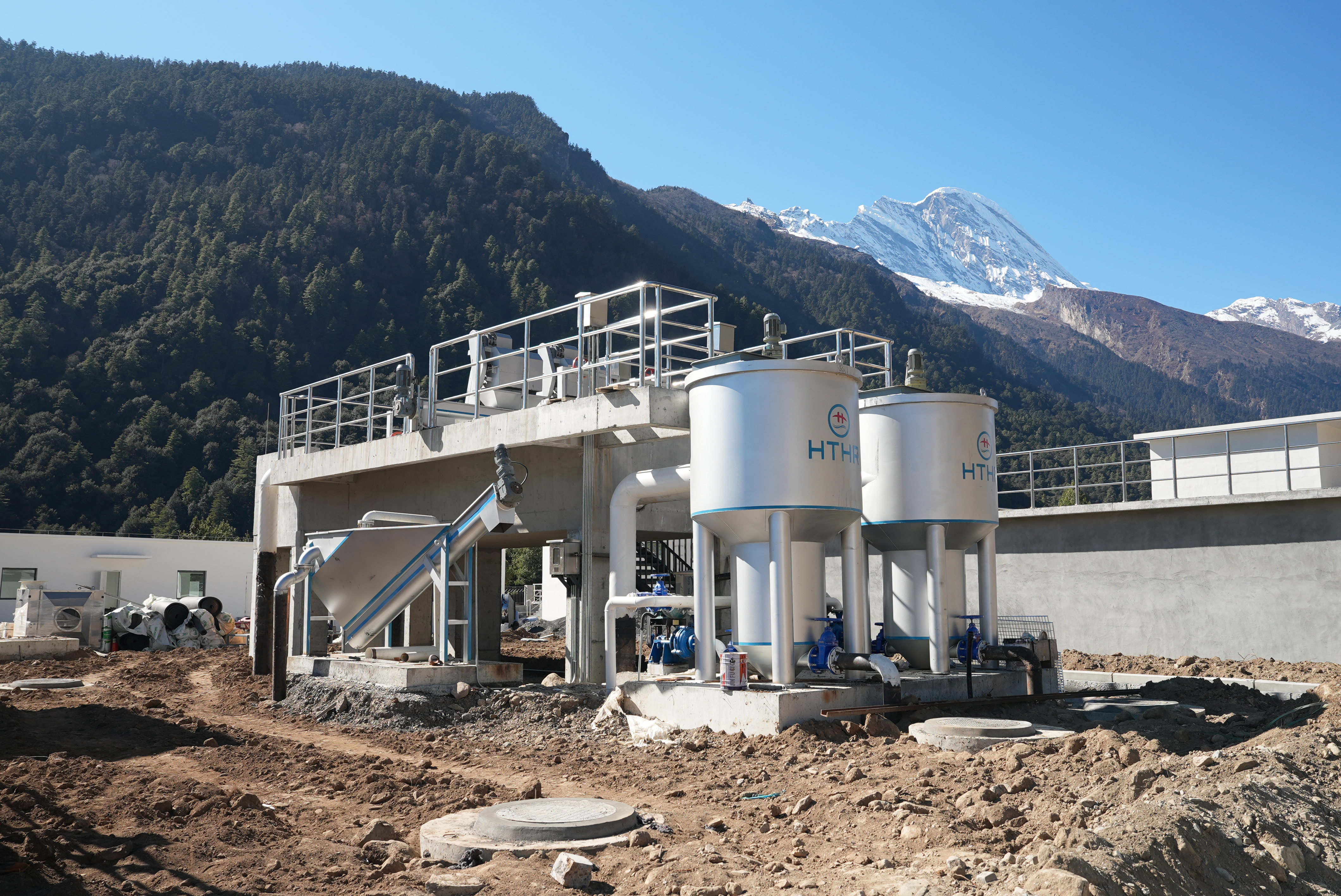 AAO+MBR process / improved oxidation ditch / pretreatment / biochemical treatment / advanced treatment / disinfection and reuse / AI industrial brain / Hongtai Huarui FyhoneOS / machine learning / neural networks / intelligent aeration control / precise dosing / digital twin / water quality fluctuation early warning / perception layer / edge computing / private cloud / smart water big data center / digital twin dashboard / fingertip operation and maintenance / energy saving and consumption reduction / reduced chemical consumption / lower operating costs / 99.9% effluent compliance / upgrade transformation / non-stop transformation / smart duty management / on-demand presence / predictive maintenance / data security / lifecycle cost
