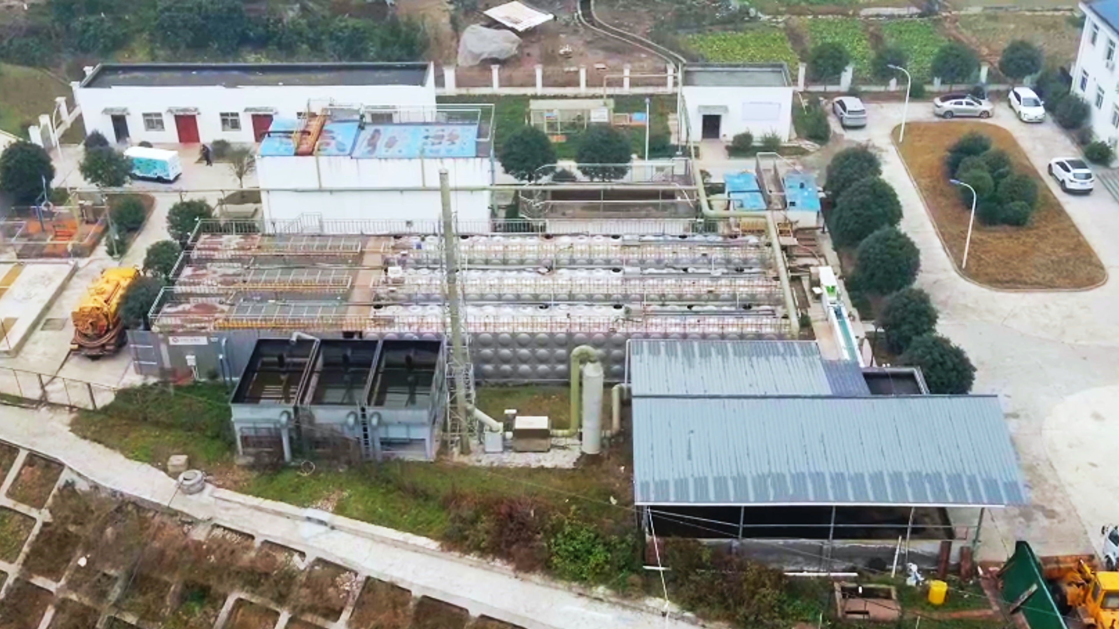Decentralized wastewater treatment / AI+ / Cloud-edge-end architecture / Smart aeration / Predictive maintenance / Soft sensing / AR-assisted operation and maintenance / Energy saving and cost reduction / Rural (township) stations / 10&ndash;500 m&sup3;/d / Edge gateway / Intelligent variable-frequency fan / Robotic chemical dosing / Water quality early warning / Unattended operation